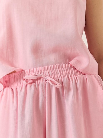 Completo pantalone di Bianco Lucci in rosa