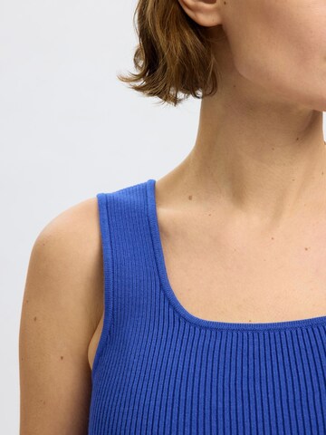 Top in maglia di SELECTED in blu