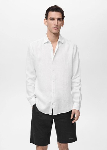 Coupe regular Chemise 'Parrot' MANGO MAN en blanc : devant