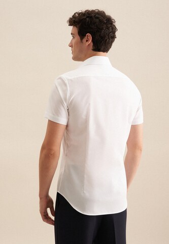 Coupe regular Chemise business 'Smart Essentials' SEIDENSTICKER en blanc