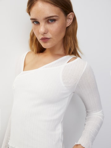 Tricou de la Pull&Bear pe alb