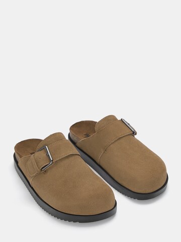 Pull&Bear Clogs in Braun