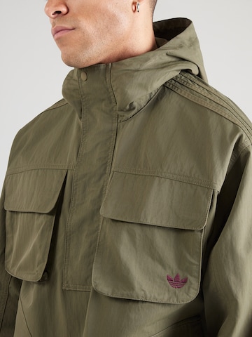 ADIDAS ORIGINALS Přechodná bunda 'BRITCORE' – zelená