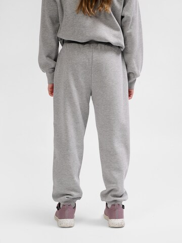 Hummel Tapered Broek 'CLEAN' in Grijs