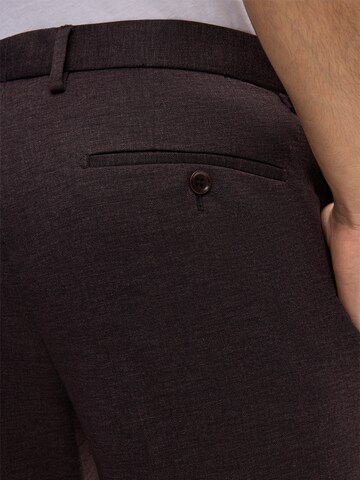 Coupe slim Pantalon à plis 'Kynd' STRELLSON en rouge