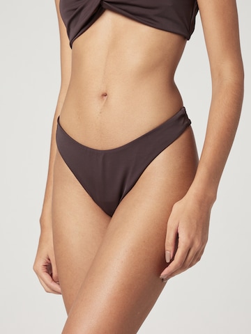 A LOT LESS - Braga de bikini 'Elis' en marrón: frente