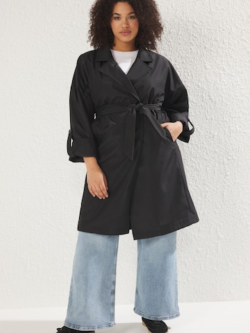 Trendyol Curve Mantel in Schwarz: Vorderseite