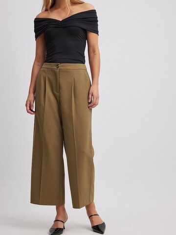 NA-KD Loose fit Pleat-Front Pants in Green: front