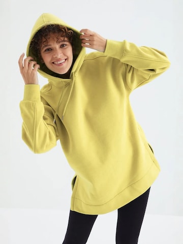 Tommy Life Sweatshirt in Yellow: front