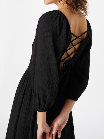 b.young - Vestido 'BARCELONA' en negro