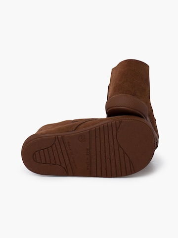 Pisamonas - Bota em castanho