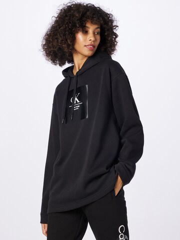 Calvin Klein Jeans - Sweatshirt em preto: frente