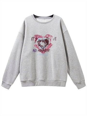 Felpa 'Women's Oversized Sweatshirt with Graffiti Print, Warm Fleece Blend' di GORHEY in grigio