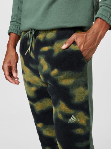 žalia ADIDAS SPORTSWEAR Siaurėjantis Sportinės kelnės 'Polar Fleece Nature Print'