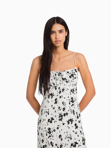 Robe d’été Bershka en blanc : devant