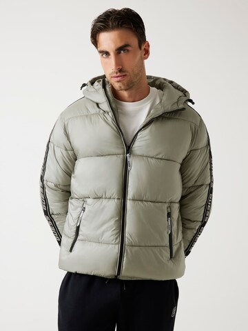 GUESS Funktionsjacke in Grün: Vorderseite