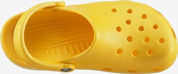 Calzatura aperta di Crocs in giallo