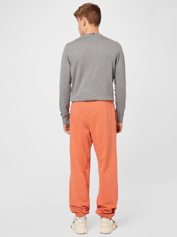 ABOUT YOU Limited Loosefit Broek 'Luis' by Jannik Stutzenberger' in Oranje