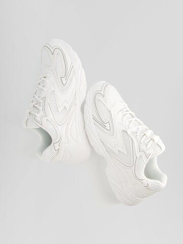 Sneaker bassa di Bershka in bianco