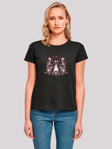 F4NT4STIC Shirt 'Skelette Lagerfeuer Marshmallow' in Zwart: voorkant