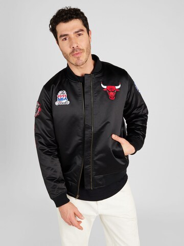 Mitchell & Ness Between-season jacket 'CHICAGO BULLS' in Black: front