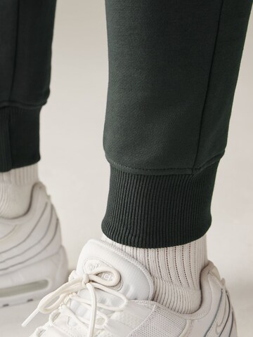 Tapered Pantaloni di Next in grigio