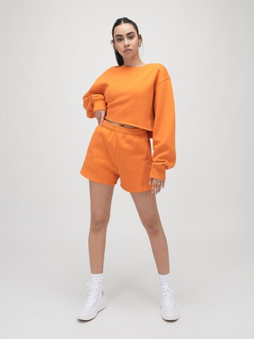 ABOUT YOU x VIAM Studio Normální Kalhoty 'BILLIE' – oranžová: přední strana