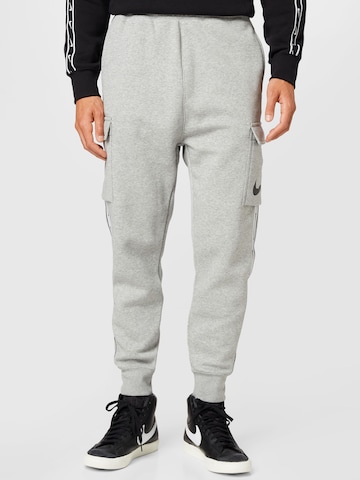 Effilé Pantalon cargo Nike Sportswear en gris : devant