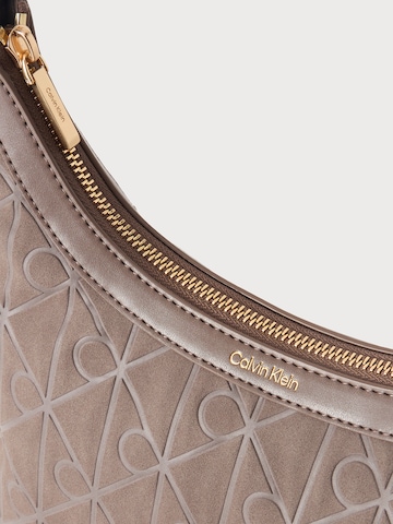 Calvin Klein Τσάντα ώμου σε καφέ