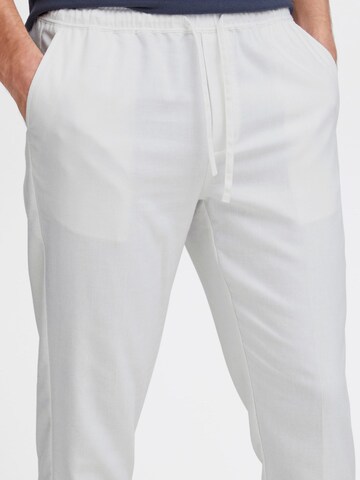 Regular Pantalon ' Pilou ' Casual Friday en blanc