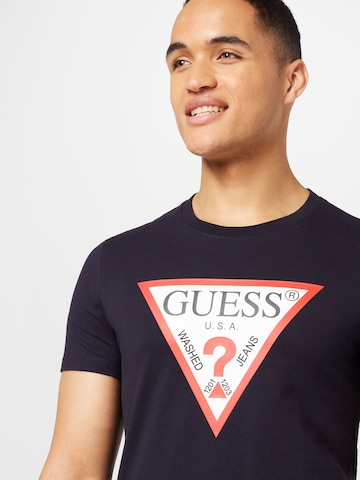 GUESS قميص بلون أزرق