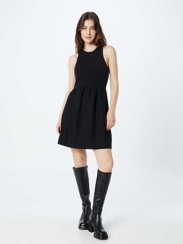 Rochie de la ESPRIT pe negru: față