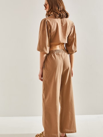 Costum cu pantaloni de la Bianco Lucci pe bej