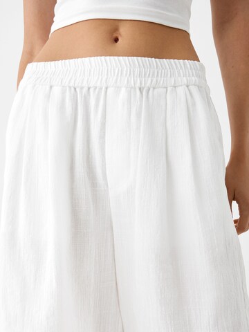 Loosefit Pantalon Bershka en blanc