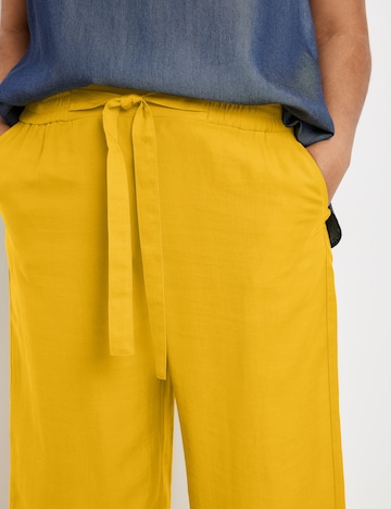 Wide leg Pantaloni di SAMOON in giallo