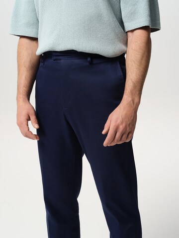 ABOUT YOU x Jaime Lorente Normalny krój Spodnie w kant 'Rico' w kolorze niebieski
