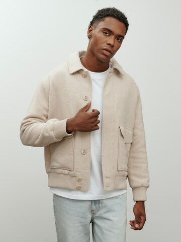 DAN FOX APPAREL Övergångsjacka 'Essential' i beige: framsida