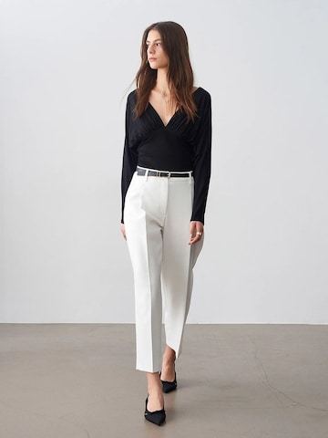 Dilvin Tapered Pleat-Front Pants in White: front