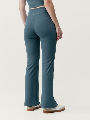 évasé Pantalon de sport ' Elin ' Born Living Yoga en vert