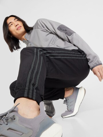 ADIDAS ORIGINALS - Tapered Pantalón en negro