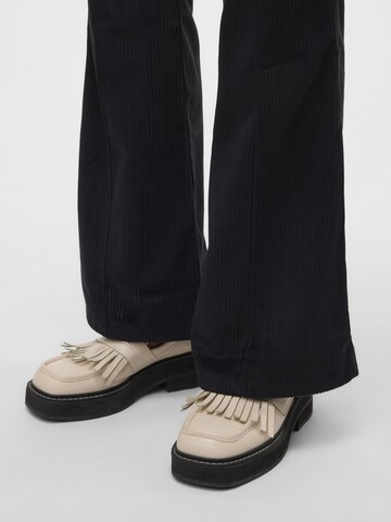 SOMETHINGNEW Flared Pleat-front trousers 'DIANA' in Black