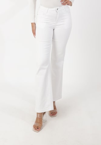Elara Jeans in White: front