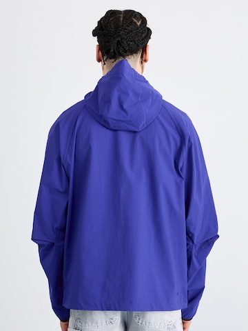 Nike Sportswear Демисезонная куртка в Синий: сзади