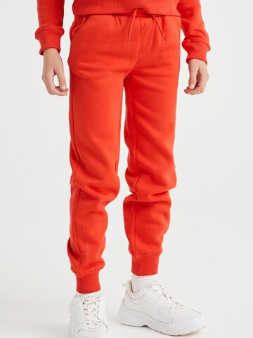 WE Fashion Tapered Trousers in Red: front