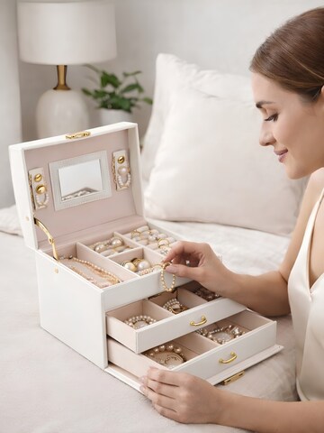 Casetă bijuterii 'Nellia Jewellery Box – Lockable Organiser with Mirror & 2 Drawers (Cream White)' de la UNIQ Beauty pe alb