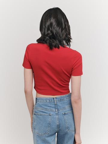 UNFOLLOWED x ABOUT YOU Shirt 'GIRLFRIEND' in Red: back