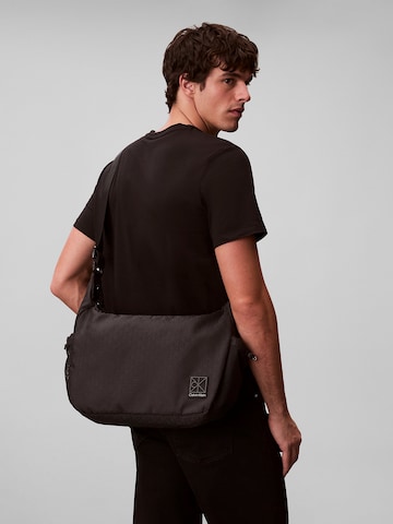 Calvin Klein Crossbody Bag in Black: front