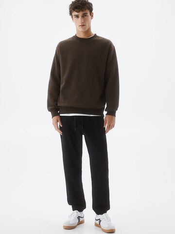 Pull&Bear Дънки Tapered Leg Дънки в черно: отпред