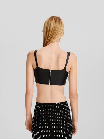 Top de la Bershka pe negru