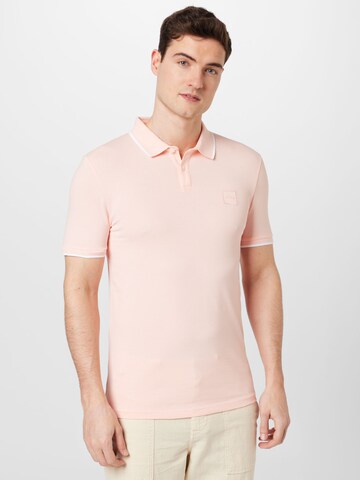 BOSS Orange T-shirt 'Passertip' i rosa: framsida